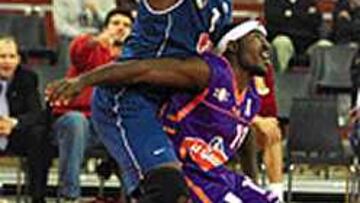 DUELO DESIGUAL. El pequeño base del Le Mans Shawnta Rogers (1,63) trata de cerrar el rebote a Andre Patterson (2,06). Misión imposible.