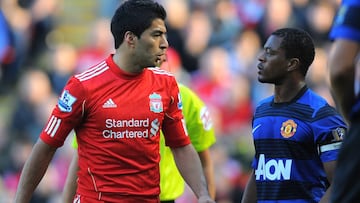 Luis Su&aacute;rez y Evra, durante el Liverpool-Manchester United de 2011.