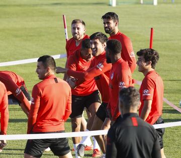 Bromas y buen ambiente en el entrenamiento del Atleti