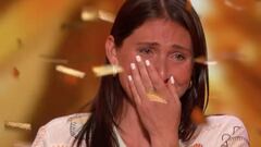 La surfista y cantautora Lily Meola, llorando en el programa America&#039;s Got Talent tras conseguir el pase de oro, por lo que cae confeti de color oro. 