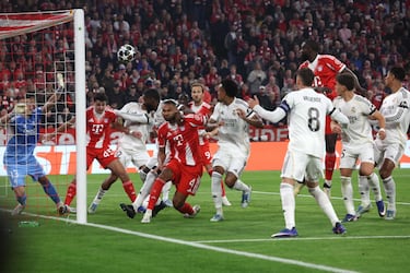 1-1. Error de Andriy Lunin en el córner que lanza Joshua Kimmich. El portero del Real Madrid no mide bien la salida, se mete debajo de su portería y Aleksandar Pavlovic remata a placer libre de marca.