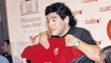 <b>PRESENTADO. </b>Diego, con la 'roja' de Cuatro para Mundial, junto a Elena Sánchez y Paco González .