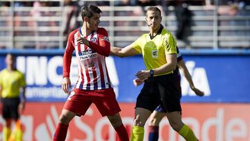 Alberola Rojas y Morata, durante el Eibar-Atlético. Este domingo, el primero será el árbitro de VAR del Atlético-Sevilla.