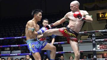 Carlos Coello golpea a un rival durante un combate.