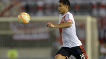 BAS20. BUENOS AIRES (ARGENTINA), 21/05/2015.- Te&oacute;filo Guti&eacute;rrez de River Plate controla el bal&oacute;n hoy, jueves 21 de mayo de 2015, durante un partido entre River Plate y Cruzeiro por los cuartos de final de la Copa Libertadores, en el estadio de River Plate, en Buenos Aires (Argentina). EFE/Juan Ignacio Roncoroni