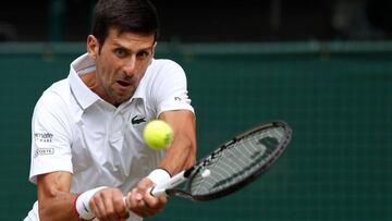 Novak Djokovic devuelve una bola ante Roger Federer durante la final de Wimbledon.