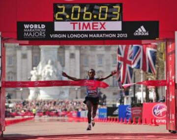 El et&iacute;ope Tsegay Kebede, de 26 a&ntilde;os y s&oacute;lo 1,58 de estatura, ha ganado en el Marat&oacute;n de Londres con una marca de 2h 06:03.