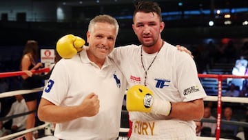 Hughie Fury posa con su padre y su entrenador.