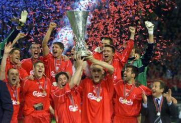 El Liverpool ganó su última UEFA en la temporada 2000-2001. En la antológica final se enfrentó al Alavés, al que ganó 5-4 tras disputar la prórroga.
Ya en el tiempo extra, y sólo a 3 minutos para la tanda de penatis, Geli anotó en propia puerta dándole la victoria al Liverpool.