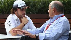 Alonso y Dennis, en el GP de Australia 2016.