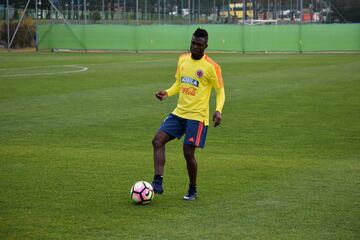 La Selección Colombia entrenó con todos los convocados pero perdió a Santiago Arias por lesión.