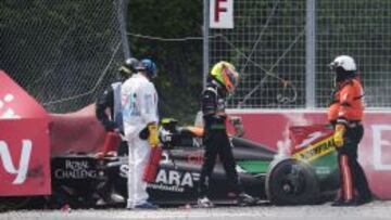 Sergio Pérez sale del coche por su propio pie tras el fuerte impacto.
