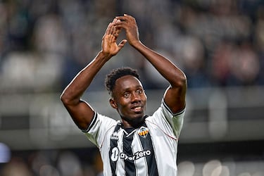 Salió en el minuto 76 y revolucionó el partido hizo un gol y ayudó a que su equipo hiciera el segundo y remontara. Todo en el tiempo añadido.