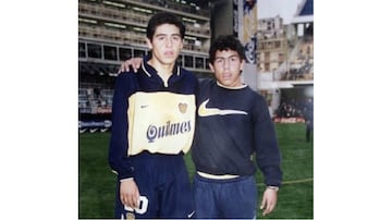 El "Apache", antes de ser ídolo en Boca Juniors, recogió pelotas en la Bombonera. En la foto aparece con Juan Román Riquelme con quien coincidiría un año en el primer equipo de Boca.