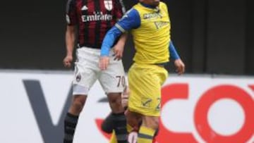 Carlos Bacca luchó contra los defensas del Chievo, pero no pudo marcar.