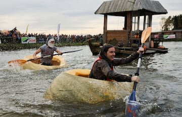 Un grupo de participantes compiten durante la Pumpkin Regatta, una carrera anual de relevos de botes realizados en calabazas gigantes, en la ciudad belga de Kasterlee, Bélgica.