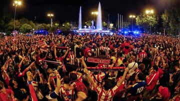 La afici&oacute;n del Atl&eacute;tico celebra la Europa League en Neptuno.