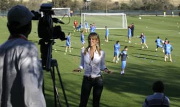 Inés Sainz Gallo. Es una periodista y modelo mexicana. Actualmente trabaja en TV Azteca como reportera en deportes. Sainz fue escogida por la revista FHM como la quinta periodista deportiva más atractiva del mundo en 2010.