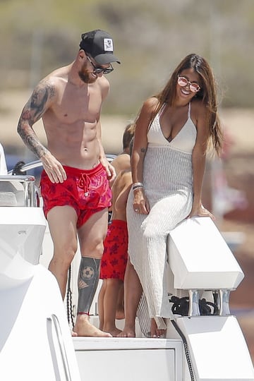 La familia Messi-Roccuzzo disfruta de unas idílicas vacaciones a bordo de un cómodo barco por las costas de las Islas Pitiusas.