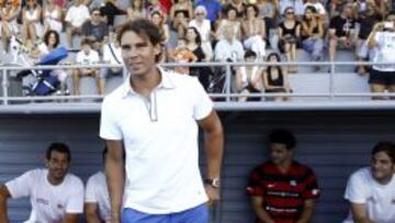 El tenista español Rafael Nadal, durante la presentación del equipo de fútbol de Manacor, hoy en el municipio mallorquín, en la que Nadal ha participado haciendo un saque de honor.
