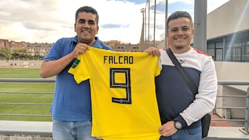 Álex Ramos y Pedro Rodríguez posan con la camiseta de Falcao.