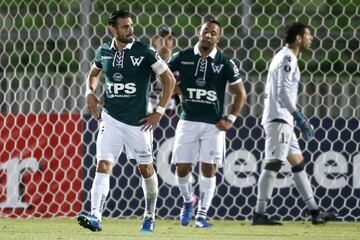 El jugador de Santiago Wanderers Ezequiel Luna, izquierda, se lamenta tras el gol de Independiente de Santa Fe durante el partido de tercera fase de la Copa Libertadores disputado en el estadio Elias Figueroa de Valparaiso, Chile.