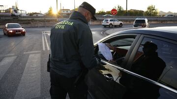 La Guardia Civil y la Polic&iacute;a local de Pulianas,  realizan juntos controles de tr&aacute;fico en los l&iacute;mites de la ciudad de Granada y la localidad de Pulianas debido al cierre perimetral establecido a causa del incremento de personas infect