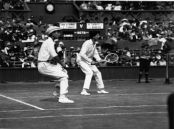 René Lacoste y Jean Borotra durante un partido de dobles en el torneo de Wimbledon de 1923. Ganó tres campeonatos de dobles; En Wimbledon en 1925 y en Francia en 1925 y 1929.
