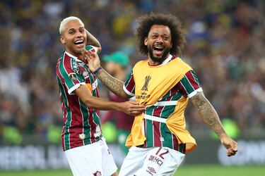Marcelo celebra la Copa Libertadores con sus compañeros.