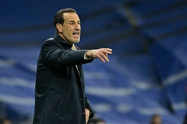 Voro, entrenador del Valencia, da instrucciones en la banda.