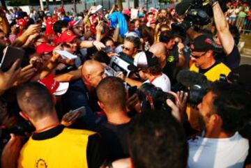 Fernando Alonso firmando autógrafos. 