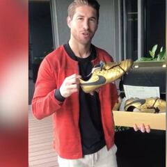 Totti regala unas botas a Sergio Ramos... ¿amuleto para el derbi?