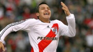 Antes de afirmarse en Europa, Alexis tuvo un paso por River Plate y fue campeón en 2008 con los millonarios.