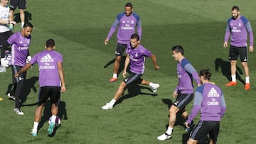 El Madrid se ejercitó ayer en Valdebebas en el último entrenamiento antes del partido. Pepe, en el centro de la imagen, ha superado los problemas físicos que le dejaron fuera ante Villarreal y Las Palmas y, tras ser suplente en Dortmund, vuelve hoy a la titularidad.
