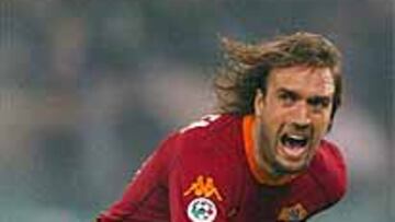 <b>GOLEADOR.</b> Batistuta cree que todavía le quedan goles en la recámara.
