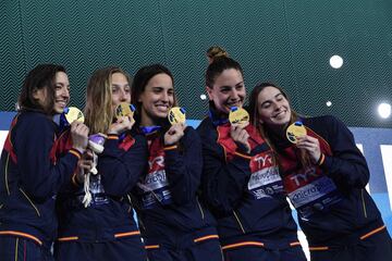 El equipo español celebra la medalla de oro. 