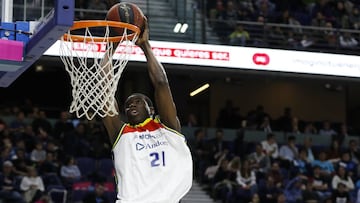 Moussa Diagne realiza un mate ante el Movistar Estudiantes.