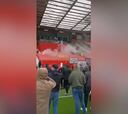 Motín en Old Trafford: hooligans se adentran en el césped para protestar contra el dueño