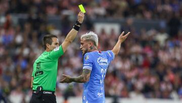 Referee Jesus Rafael Lopez shows yellow card to Gonzalo Piovi of Cruz Azul during the 13th round match between Guadalajara and Cruz Azul as part of the Liga BBVA MX, Torneo Clausura 2025 at Jalisco Stadium, on March 29, 2025 in Guadalajara, Jalisco, Mexico.