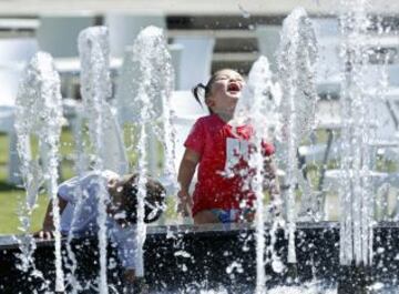 Niños refrescándose en una fuente en el torneo de tenis Abierto de Australia 2014 en Melbourne.