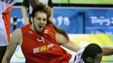 Gasol lucha por el balón con un jugador angoleño