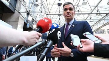 25-03-2022 El presidente del Gobierno, Pedro Sánchez, habla ante los medios en Bruselas.
El presidente del Gobierno, Pedro Sánchez, ha forzado una pausa en las negociaciones de líderes de la UE sobre posibles medidas para atajar el alza de los precios de la luz al abandonar la sala molesto por un tuit que se hacía eco de una filtración en la que se acusaba a España de vetar el acuerdo por no incluir sus demandas.
POLITICA
POOL MONCLOA/BORJA PUIG DE LA BELLACASA