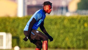 Duv&aacute;n Zapata, delantero del Atalanta, sigue trabajando por separado, mientras se define si debe ser operado o no en Finlandia por un problema en el aductor