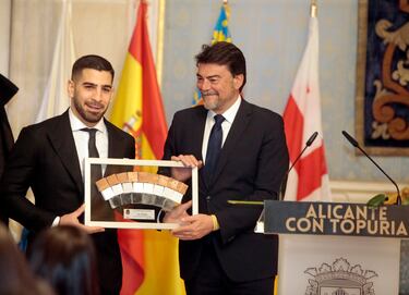 Ilia Topuria durante la recepción oficial en el Salón Azul de la Casa Consistorial. En la imagen, 'El Matador' junto a Luis Barcala, alcade de Alicante.