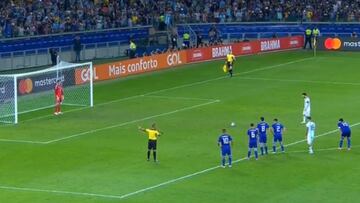 El portero le adivinó la intención y dio exactamente igual: el misil de Messi