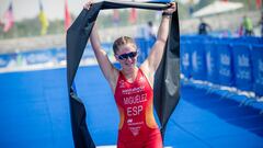 Andrea Migu&eacute;lez celebra su t&iacute;tulo de campeona del mundo en Abu Dabi.