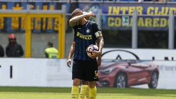 Inter Milan's Mauro Icardi reacts after Sassuolo's Simone Missiroli scored during the Serie A soccer match between Inter Milan and Sassuolo at the San Siro stadium in Milan, Italy, Sunday, May 14, 2017. (AP Photo/Antonio Calanni)