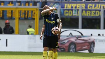 Inter Milan&#039;s Mauro Icardi reacts after Sassuolo&#039;s Simone Missiroli scored during the Serie A soccer match between Inter Milan and Sassuolo at the San Siro stadium in Milan, Italy, Sunday, May 14, 2017. (AP Photo/Antonio Calanni)