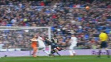 Imagen del agarrón de Baena a Sergio Ramos.