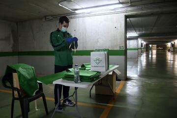 Los voluntarios trabajan en el aparcamiento del estadio Benito Villamarín preparando el material que luego distribuyen a los más necesitados, como es el caso del hogar de ancianos de Santa Justa. 